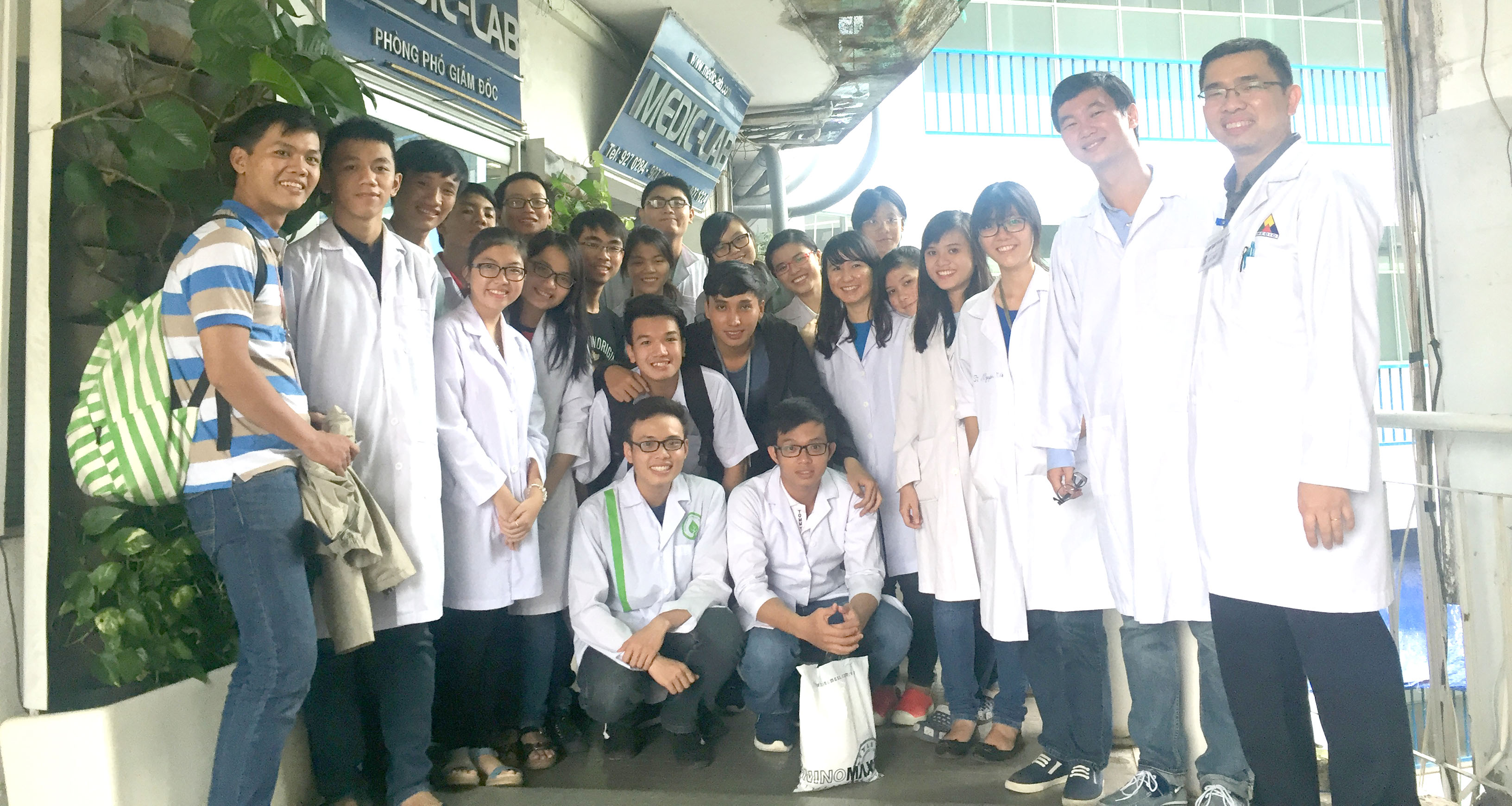 Đoàn sinh viên Đại Học Quốc Tế tham quan Khoa Xét Nghiệm Medic